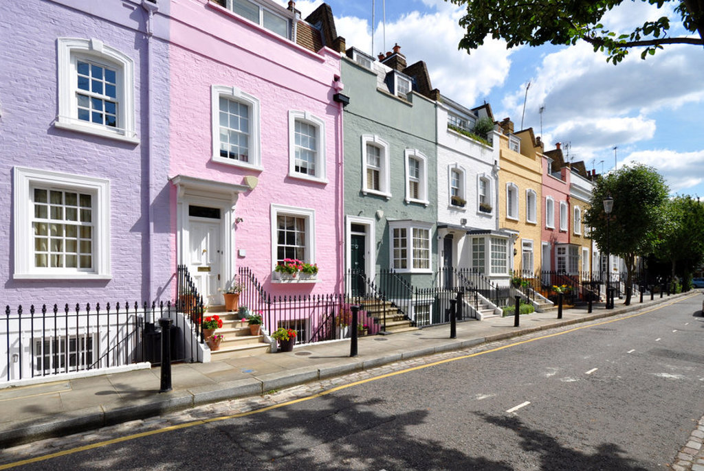 Kleurrijke rij herenhuizen in Londen tijdens een groepsrondreis door het Verenigd Koninkrijk.