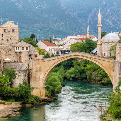 Stari Most-brug over de Neretva in Mostar, Bosnië en Herzegovina, tijdens een groepsrondreis Balkan.