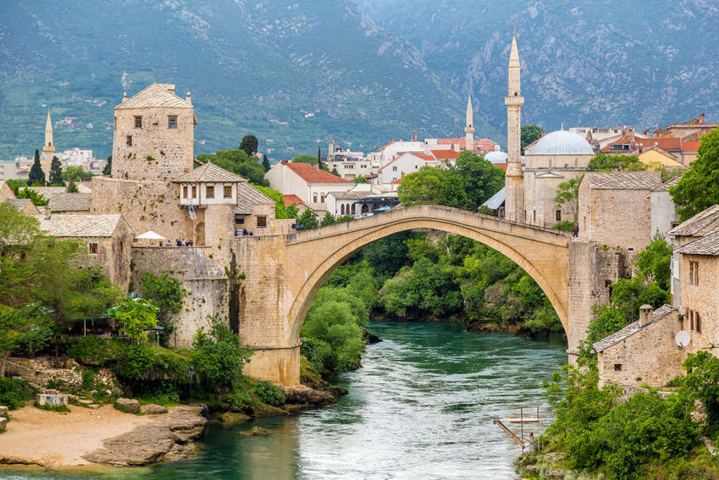 Stari Most-brug over de Neretva in Mostar, Bosnië en Herzegovina, tijdens een groepsrondreis Balkan.