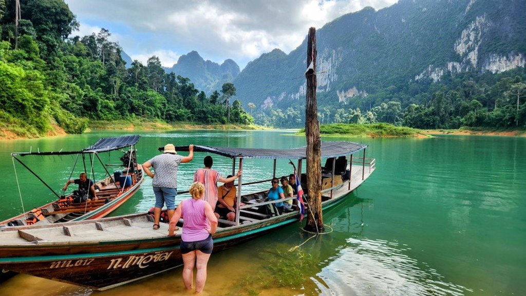 Uitzicht op groene rijstvelden en palmbomen tijdens de Familiereis Thailand Comfort-Plus.