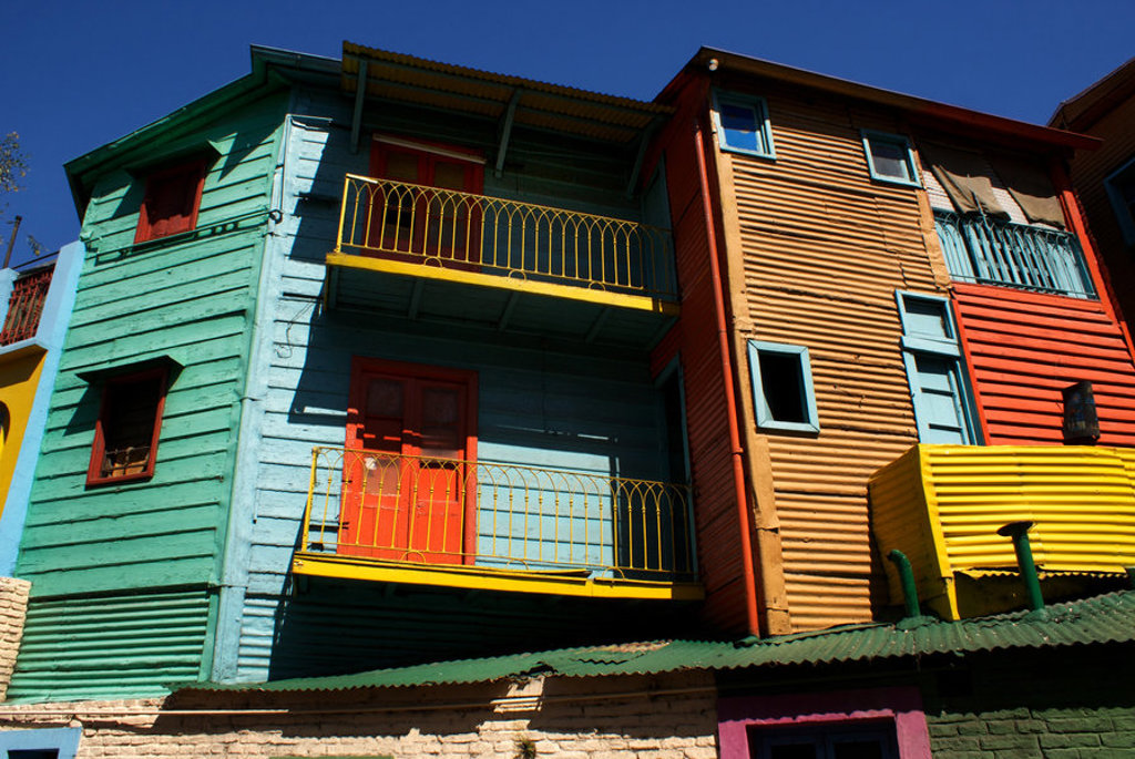 Kleurrijke huizen met balkons in de wijk La Boca in Buenos Aires, Argentinië.