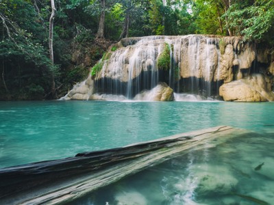 Waterval met turquoise zwembad in het regenwoud van Thailand, mooie stop tijdens de route Ko Samui.