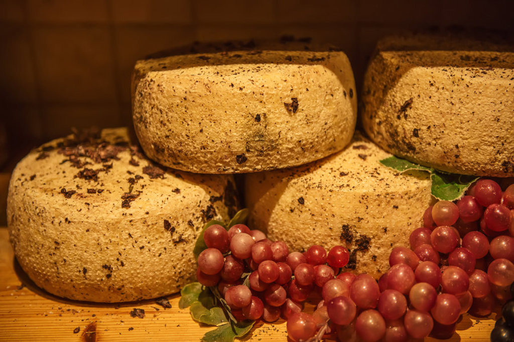 Toscaanse kazen met rode druiven, lokale delicatessen tijdens groepsrondreis Italië Toscane Pop-Up.