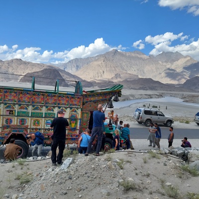 Besneeuwde bergtoppen in de Hunza-vallei, Baltistan, tijdens een groepsrondreis door Pakistan.