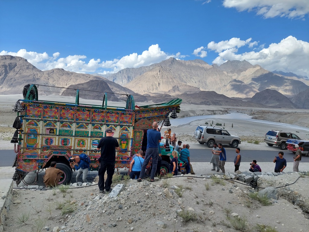 Besneeuwde bergtoppen in de Hunza-vallei, Baltistan, tijdens een groepsrondreis door Pakistan.
