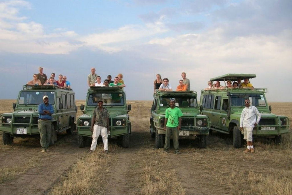 Groep reizigers op safari met jeeps in Kenia tijdens groepsrondreis Kenia, Tanzania en Zanzibar.