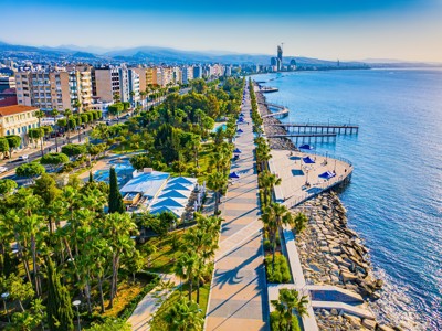 Boulevard van Limassol met palmen langs de kust en uitzicht op de Middellandse Zee, Cyprus.