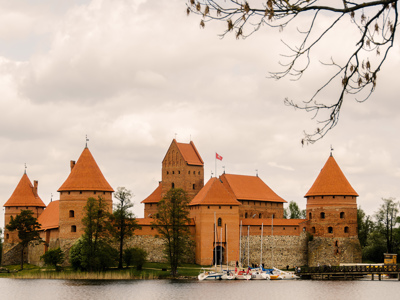 Middeleeuws kasteel Trakai aan het meer in Litouwen, route Polen en Baltische Staten.