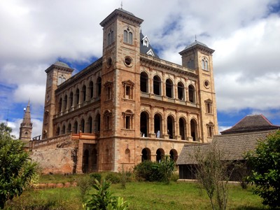 Rova van Antananarivo, het koninklijk paleiscomplex in Madagascar, met vier torens onder een bewolkte lucht.