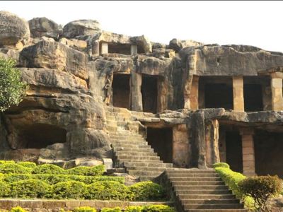 Rotstempelgrotten van Udayagiri en Khandagiri bij Bhubaneswar, met stenen trappen en zuilengalerijen.