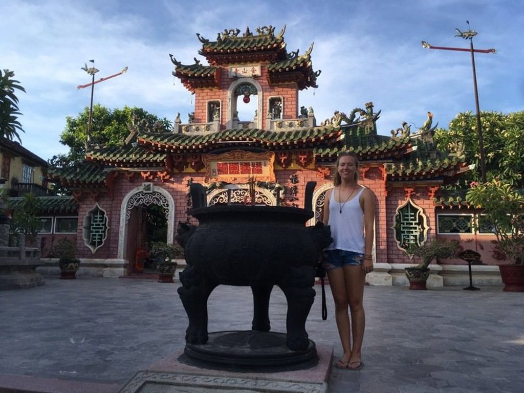 Boeddhistische tempel met pagode tussen bomen tijdens 22-35ers reis Vietnam.