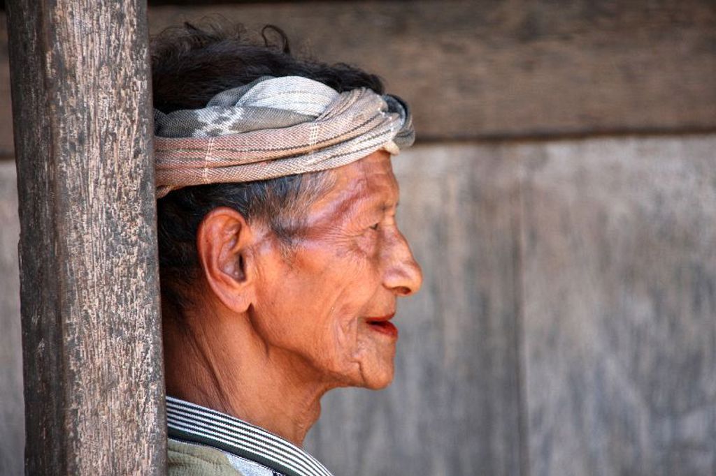 Portret van een man met hoofddoek op Sumba, tijdens de groepsrondreis Kleine Sunda eilanden.