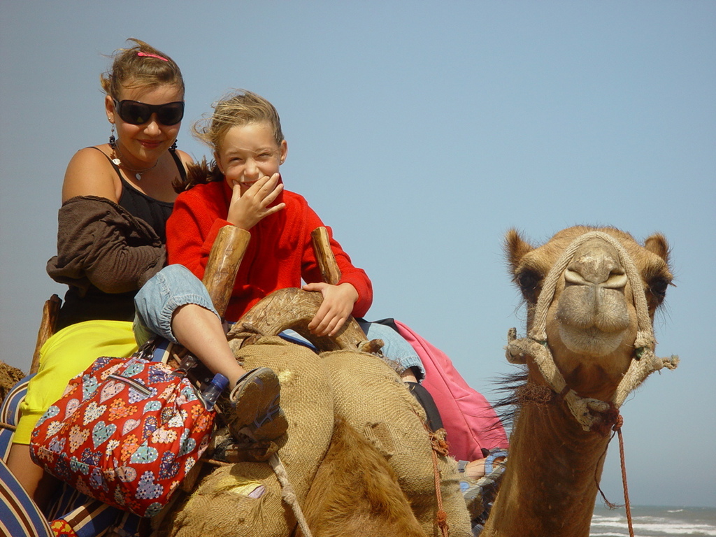 Kinderen op een kameel tijdens de familiereis Marokko in de zomer.