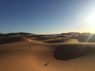 Zandduinen in de Sahara bij zonsopkomst tijdens de Route Marokko.