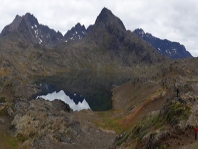 Wandelaars bij een bergmeer in het ruige berglandschap van Groenland.