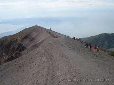 Wandelaars op de kraterrand van de Vesuvius bij Napels, met uitzicht over de Golf van Napels.