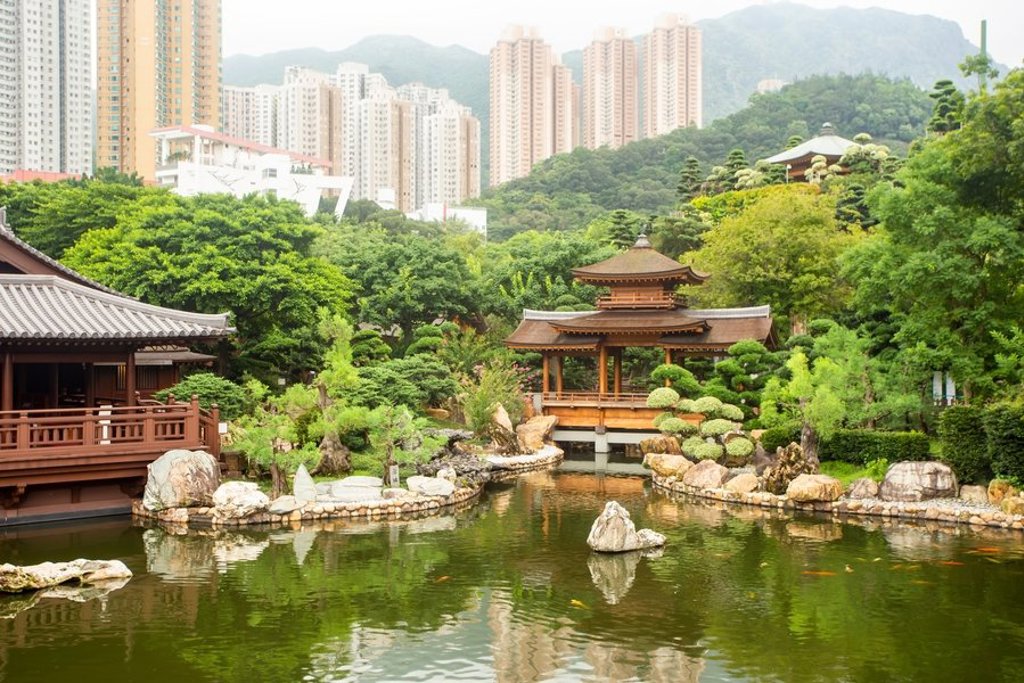 Grote Boeddhabeelden uitgehouwen in een rotswand, hoogtepunt van de groepsrondreis China (17 dagen).