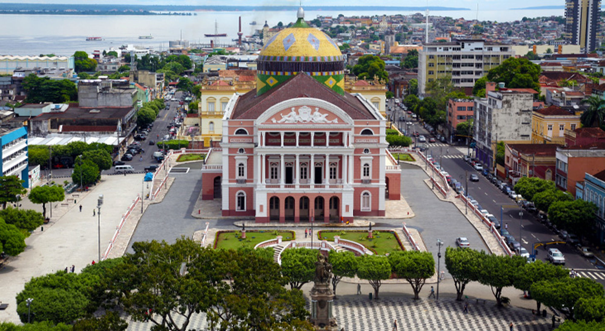 Braziliaanse stad Manaus Teatro Amazonas in Manaus met de kleurrijke koepel en uitzicht over de stad en de rivier.