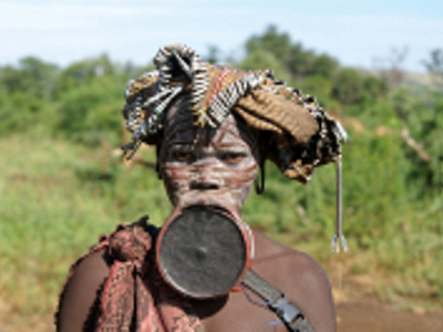 Vrouw van de Mursi met lipplaat en traditionele versieringen in de Omo-vallei, Ethiopië.