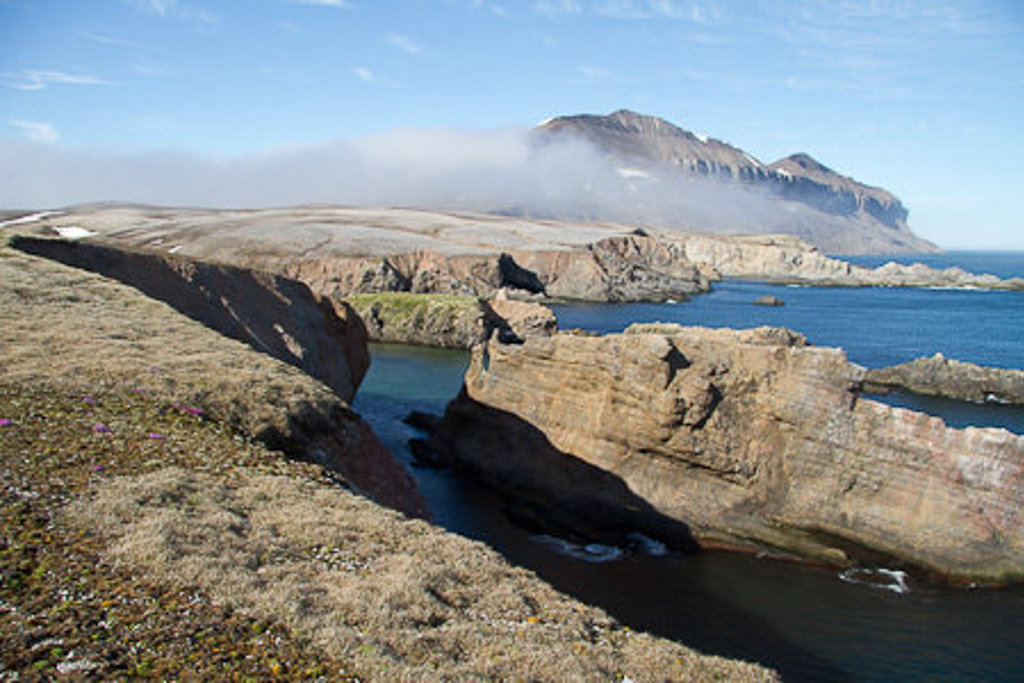 Rotsachtige kustlijn met kliffen en fjord bij Spitsbergen, tijdens groepsrondreis met de Antigua.