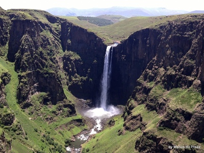 Waterval die in een diepe groene kloof stort op Route Johannesburg - Kaapstad.