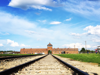 Spoorlijn naar de toegangspoort van concentratiekamp Auschwitz-Birkenau in Polen.