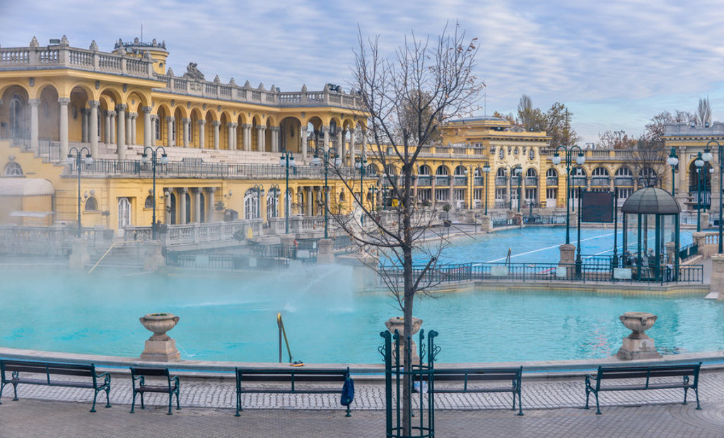 Thermaalbad Széchenyi in Boedapest, populaire stop tijdens een fietsvakantie langs de Donau.