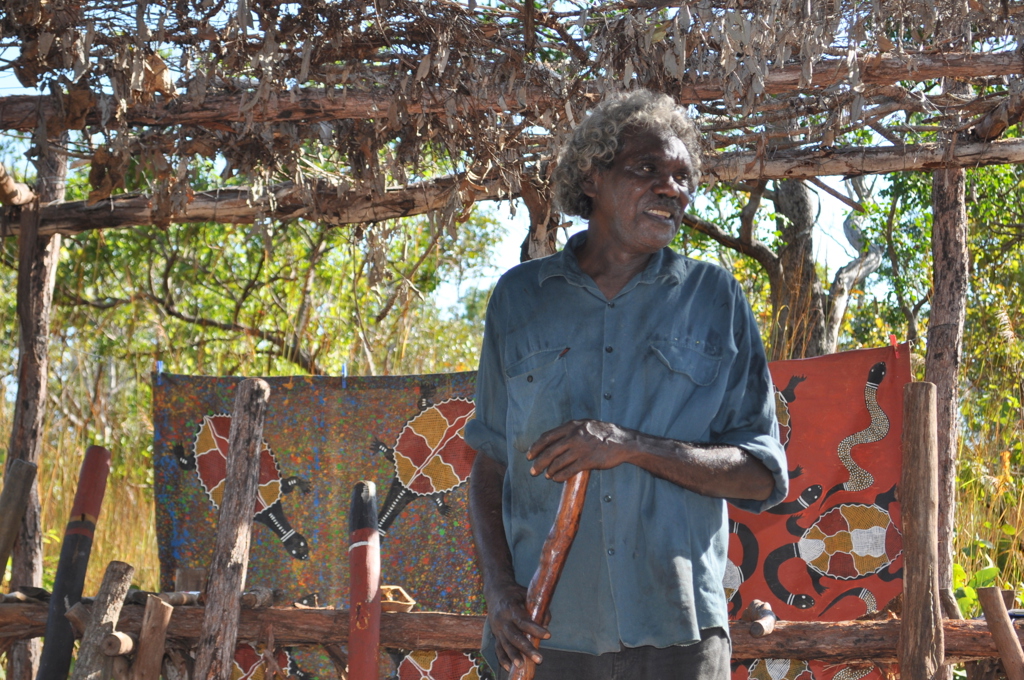 Man in Northern Territory bij Aboriginal kunstwerken tijdens groepsrondreis Australië van Sydney naar Darwin.