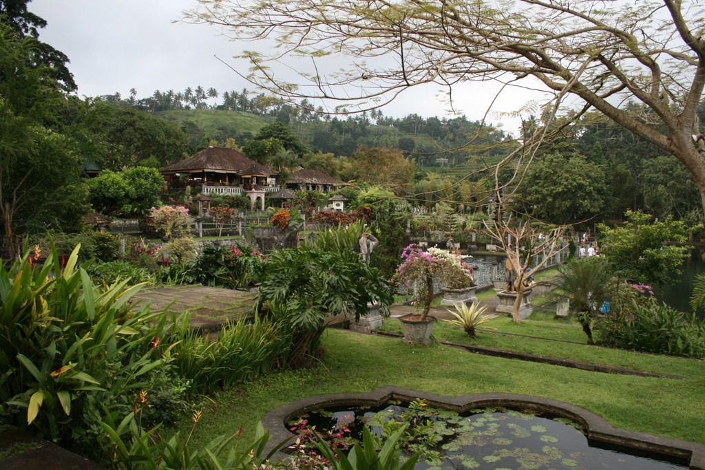Groene tuinen en waterpartijen bij een Balinees tempelcomplex, tijdens een groepsrondreis Bali.