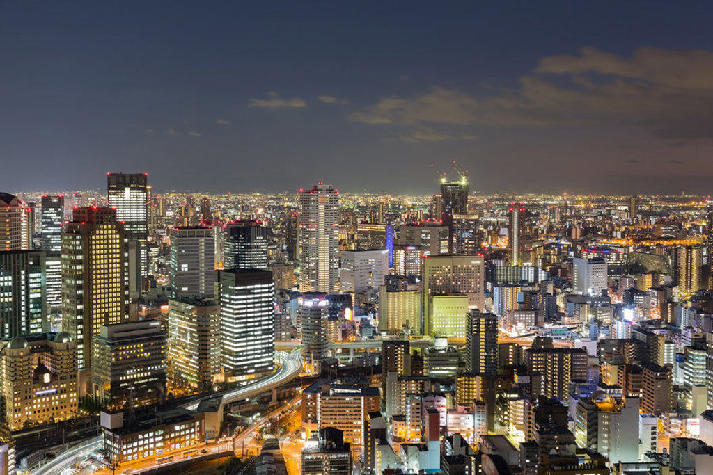 Verlichte skyline van Osaka in de avond, Japan.