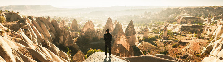 Uitzicht op de rotsformaties en feeënschoorstenen van Cappadocië, Turkije, bij zonsopkomst.