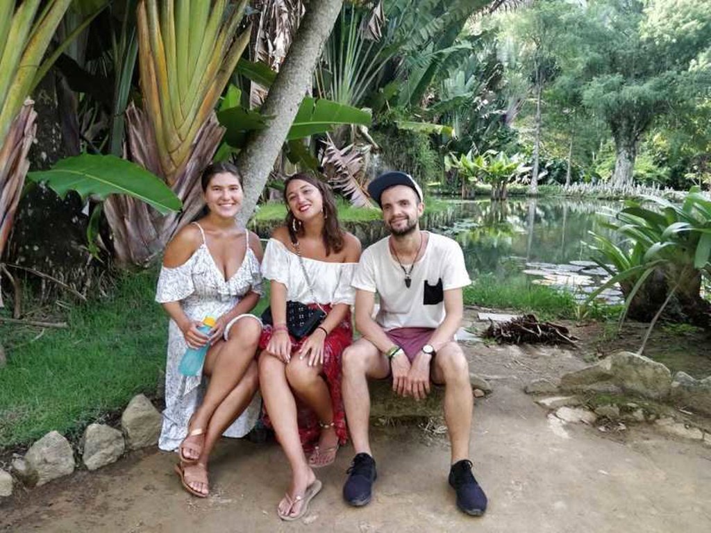 Jonge reizigers ontspannen in een tropische tuin bij een vijver tijdens een 22-35ers groepsrondreis in Brazilië.