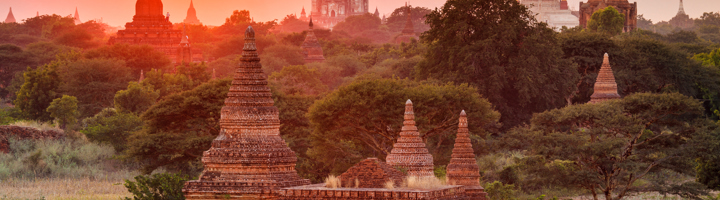 Zonsondergang boven de tempels en pagodes van Bagan, Myanmar.