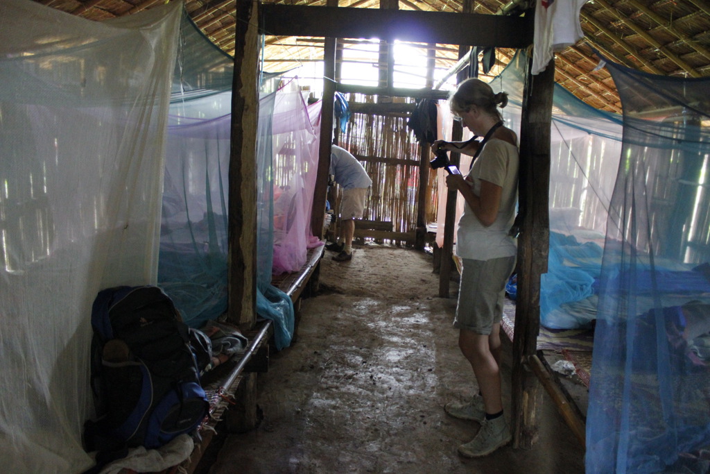 Reiziger in eenvoudige lodge met muskietennetten tijdens groepsrondreis Thailand Noord en Zuid.