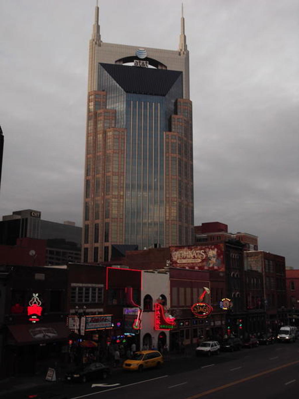 Skyline van Nashville met neonreclames op Broadway en de AT&T Building op de achtergrond.