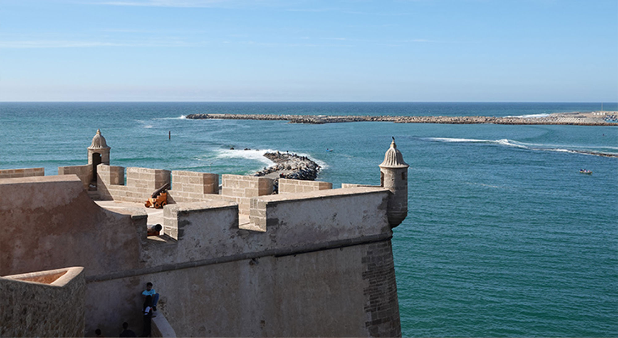 Rabat Marokko Uitzicht vanaf een kustfort met wachttorens over de Atlantische Oceaan en een lange golfbreker.