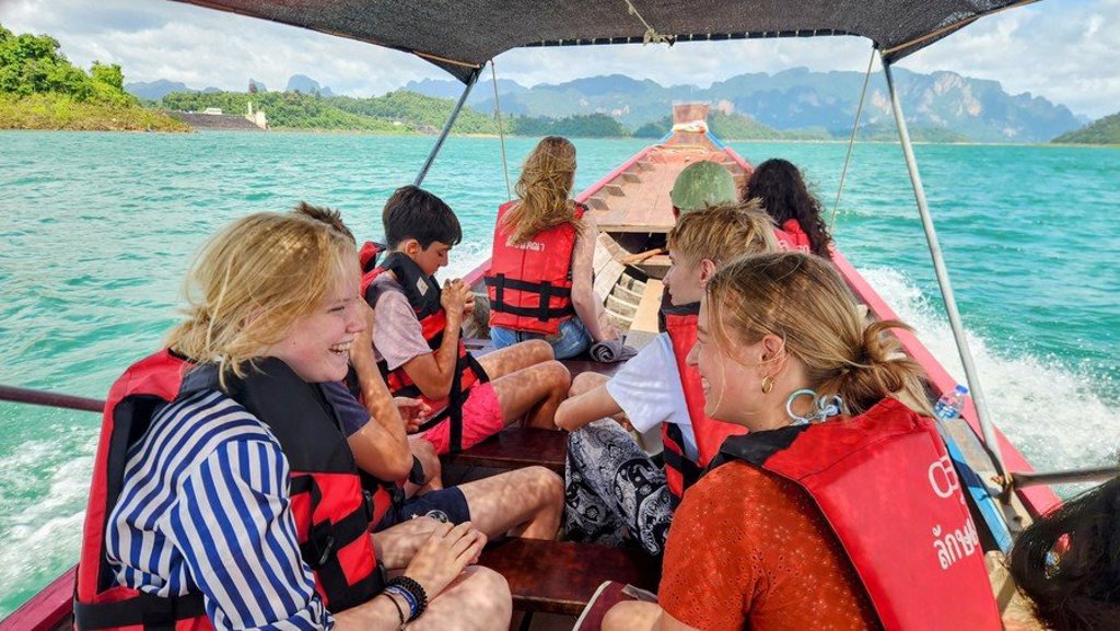 Gezin in een longtailboot op een Thaise rivier tijdens Familiereis Thailand Comfort-Plus.