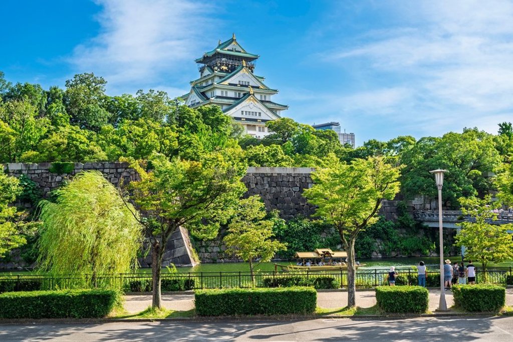 Japanse tempel met pagode tussen bomen, bestemming tijdens 22-35ers groepsrondreis Japan.