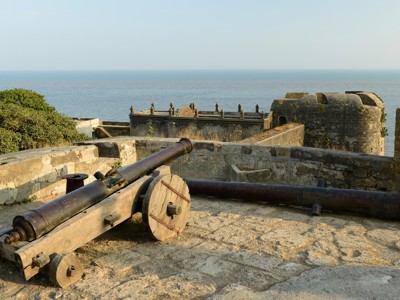 Oud kanon op een fort met uitzicht op de Arabische Zee in Gujarat.
