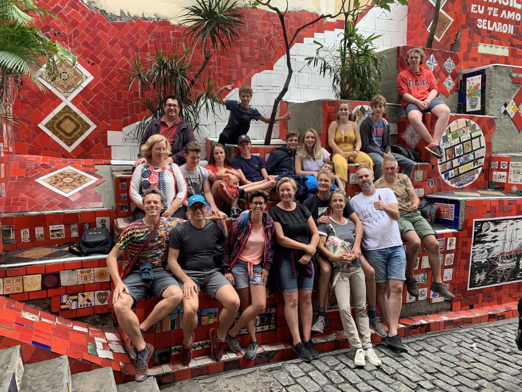 Familiegroep op de kleurrijke Selarón-trappen in Rio de Janeiro tijdens familiereis Argentinië en Brazilië.