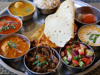 Indiase thali met curry’s, rijst, papadum en salade tijdens de Route India-reis.