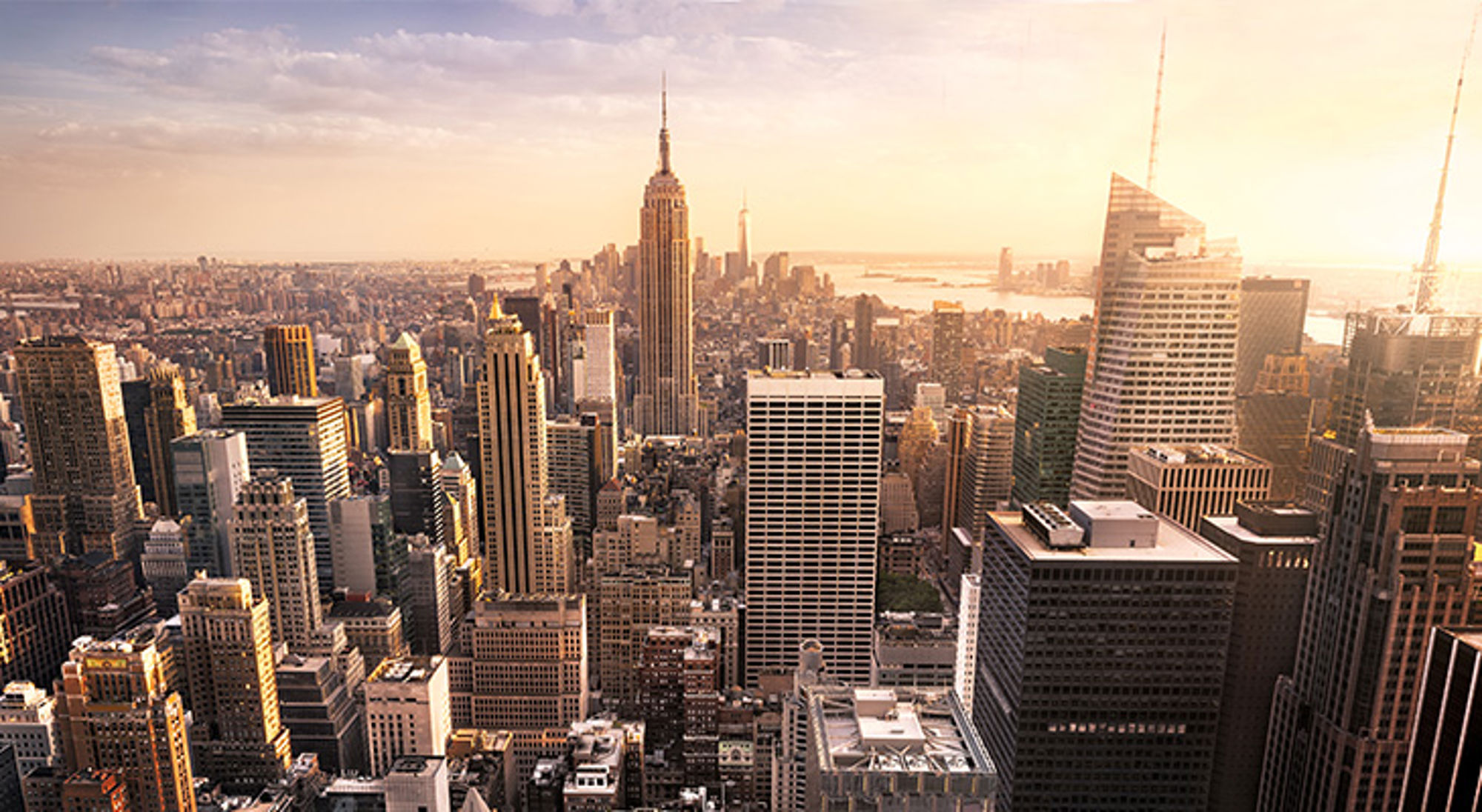 Skyline van Manhattan in New York met het Empire State Building bij zonsondergang.