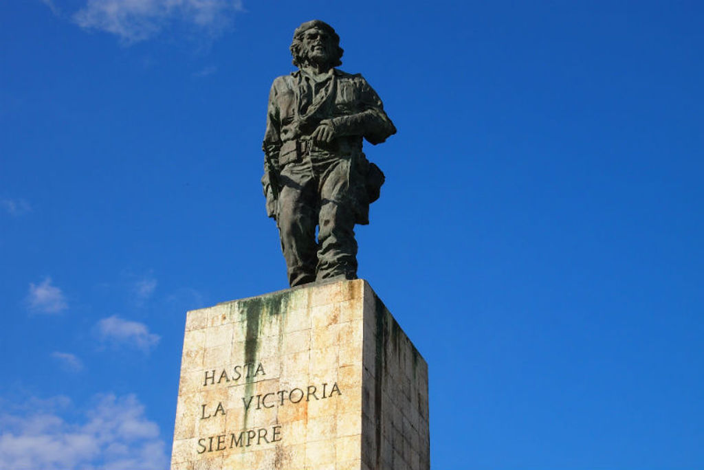 Standbeeld van Che Guevara met de tekst “Hasta la victoria siempre” op het voetstuk, Cuba.