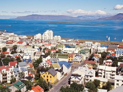Uitzicht over Reykjavik met kleurrijke huizen en de baai, startpunt van de Route Groenland 15 dagen.