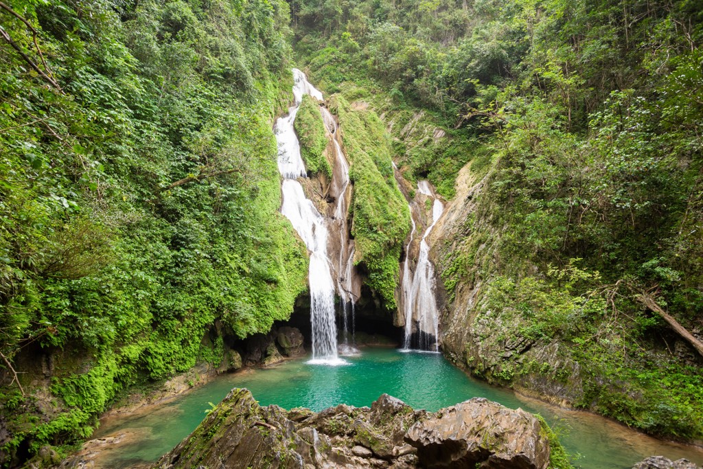 Waterval in groen bergbos met turquoise poel tijdens groepsrondreis Cuba.
