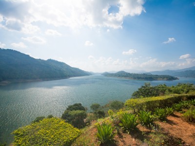 Uitzicht over het stuwmeer met groene heuvels in Sri Lanka tijdens Route 2 ().