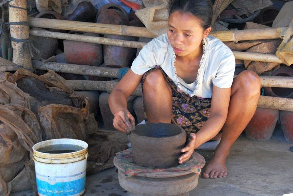 Vrouw maakt met de hand een kleipot in Isu, Kleine Sunda-eilanden, Indonesië.