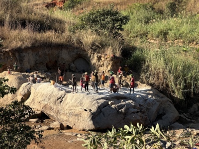 Goudzoekers werken op rotsen in een rivierbedding op Madagascar.