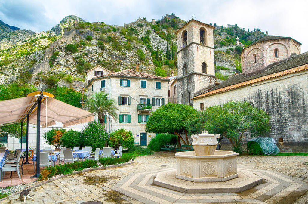 Plein met fontein en historische kerk in Kotor, Montenegro, tijdens groepsrondreis Zuid-Oost Europa.