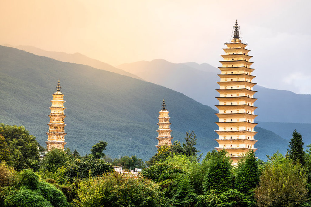 Drie pagodes in het groene berglandschap van Dali, China, tijdens groepsrondreis China.